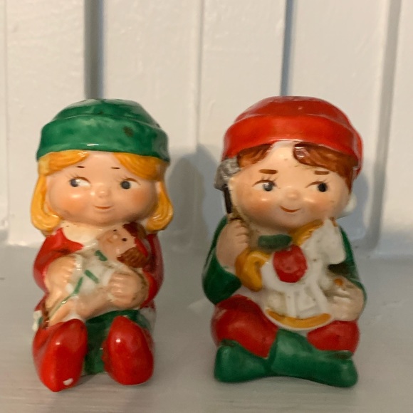VTG Avon Claus & Company Porcelain Elves Salt & Pepper Shakers Santas Helpers - Picture 1 of 6